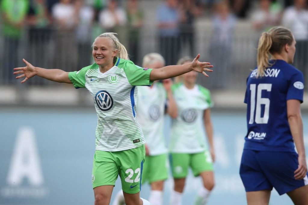 A atleta Pernile Harder comemora diante do Chelsea enquanto jogava no Wolfsburg. 