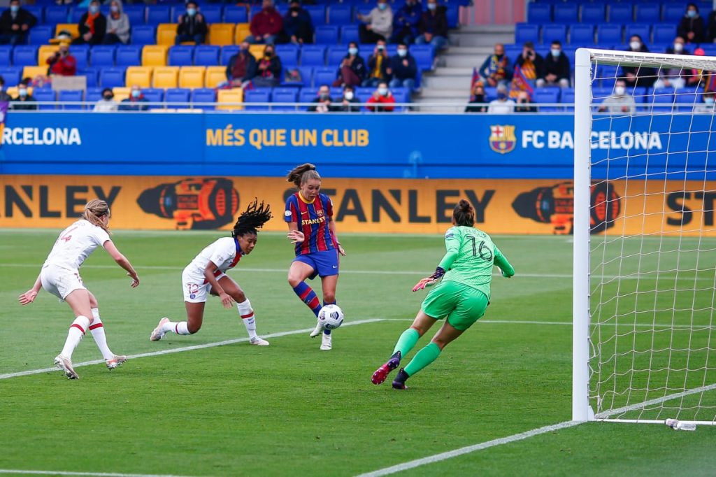 Imagem do gol marcado pela Lieke Martens, meio campista do Barcelona, diante do PSG na semifinal da Champions League