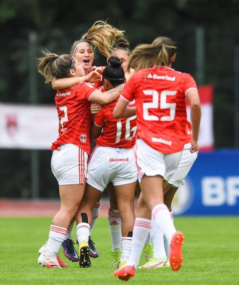 Jogadora De Futebol Feminino Mostrando Emoção Depois De Perder Um