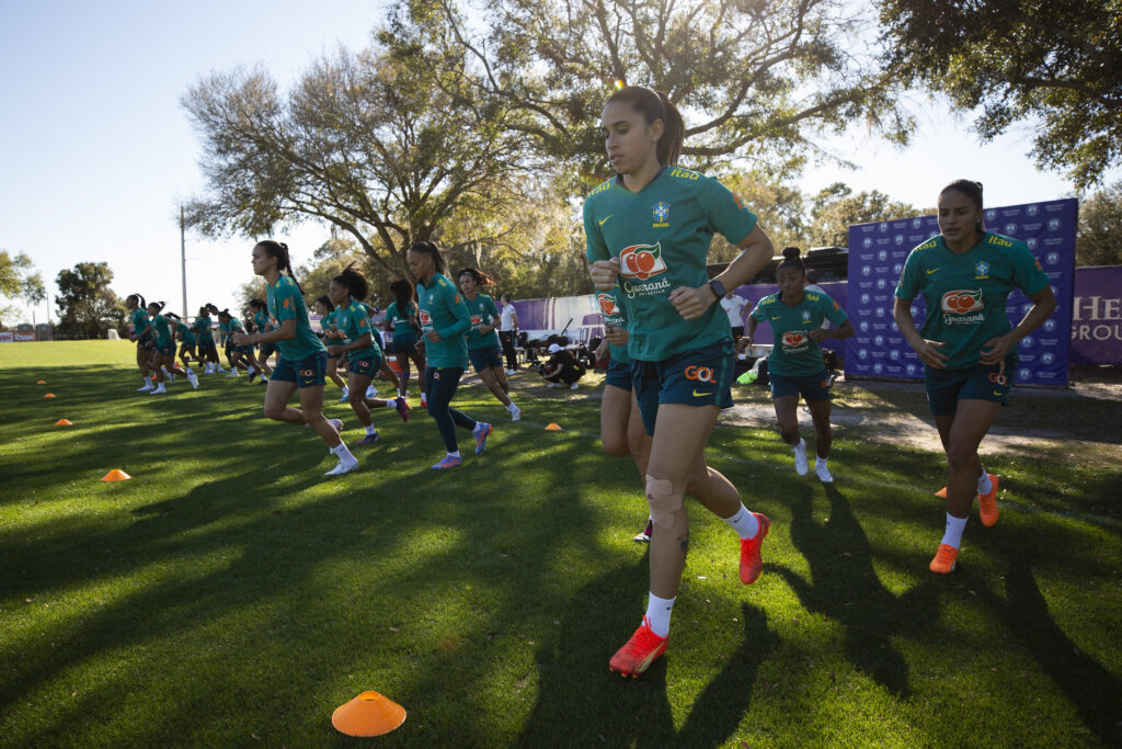 Jogadoras da Seleção Brasileira de futebol feminino treinam nos Estados Unidos se preparando para a estreia da She Believes Cup. 