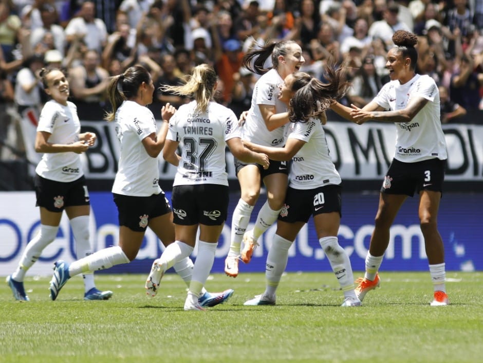 Corinthians Feminino faz três gols e leva boa vantagem para jogo