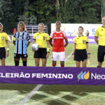 Capitãs de Grêmio e Internacional no clássico pelo Brasileirão Feminino.