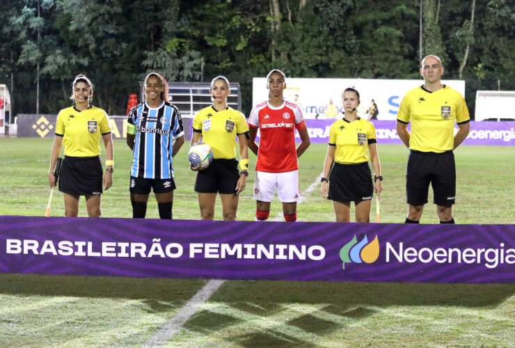 Capitãs de Grêmio e Internacional no clássico pelo Brasileirão Feminino.