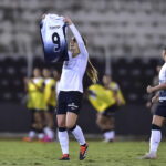 Jheniffer comemorando seu gol pelo Corinthians no Brasileirão Feminino.