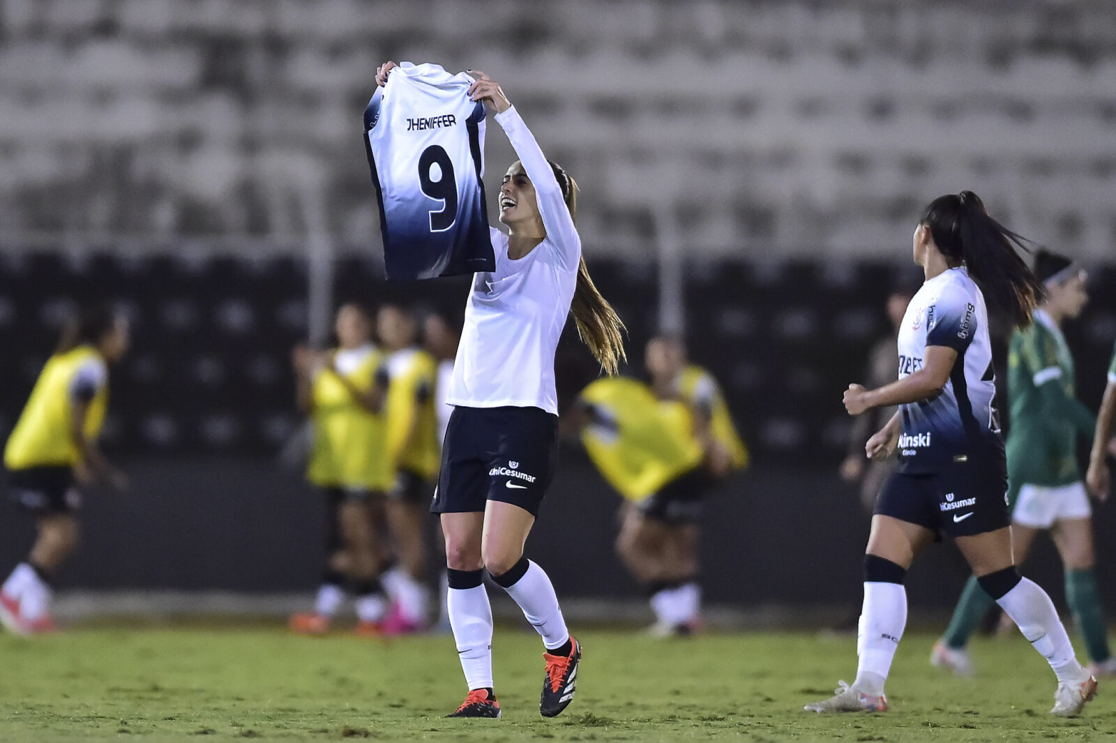 Jheniffer comemorando seu gol pelo Corinthians no Brasileirão Feminino.