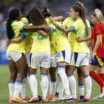 Jogadoras do Brasil comemoram o gol contra a Espanha.