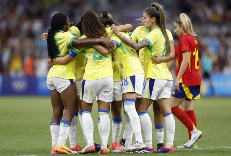 Jogadoras do Brasil comemoram o gol contra a Espanha.