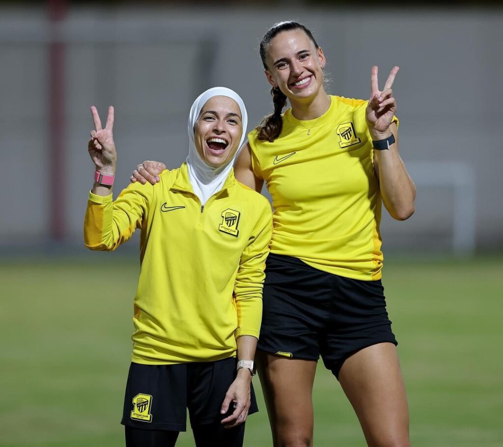 Jogadoras do time de futebol do Al Ittihad, uma de hijab, outra sem véu.