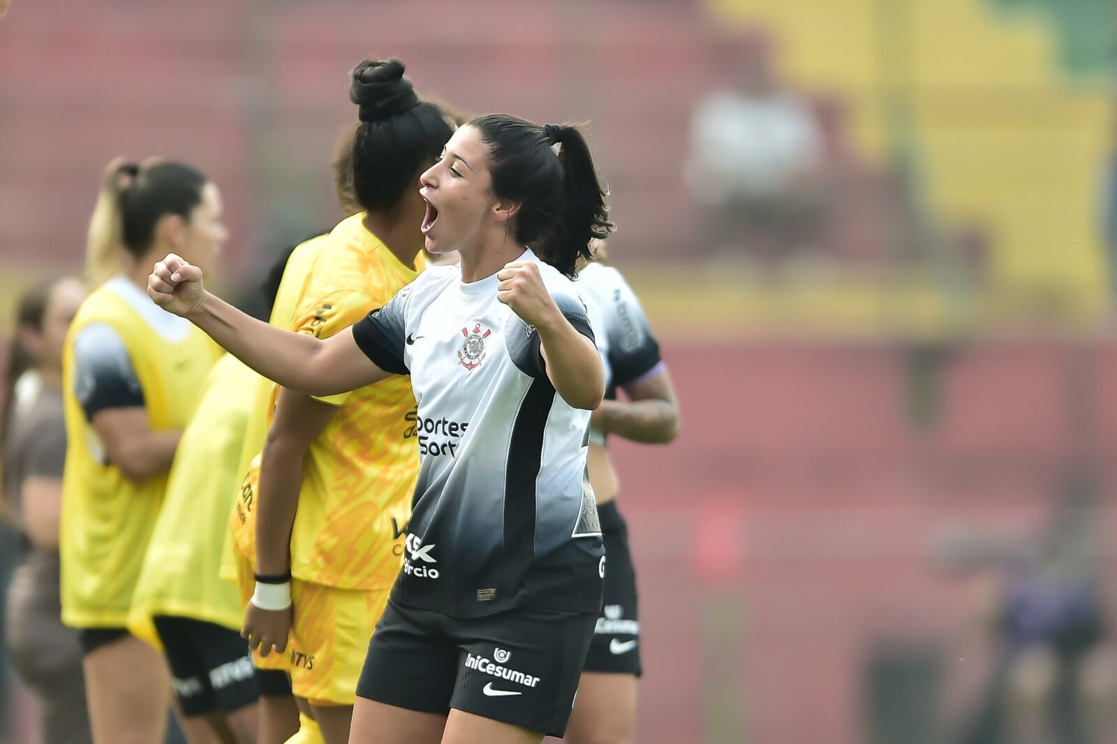 Duda Sampaio comemorando seu gol pelo Corinthians na semfinal do Brasileirao Feminino