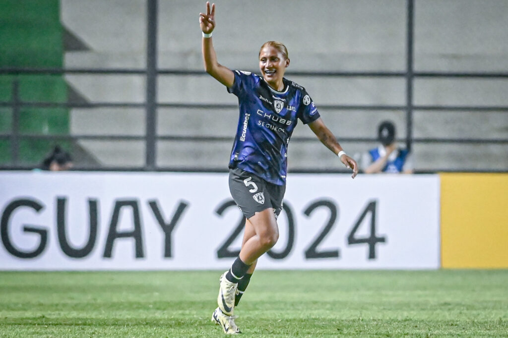 Zambrano comemora seu gol contra a Ferroviária pela Libertadores Feminina