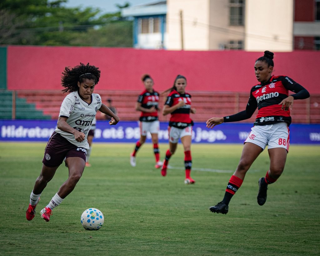 Sissi, da Ferroviária, e Letícia, do Flamengo, em campo pelas quartas de final do Brasileirão Feminino (Foto: Rafael Zocco/AFE)