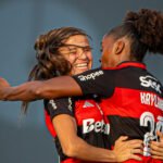 Mariana e Kaylane comemoram gol do Flamengo sobre a Ferroviária nas quartas de final do Brasileirão Feminino