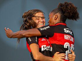 Mariana e Kaylane comemoram gol do Flamengo sobre a Ferroviária nas quartas de final do Brasileirão Feminino