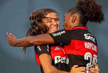 Mariana e Kaylane comemoram gol do Flamengo sobre a Ferroviária nas quartas de final do Brasileirão Feminino