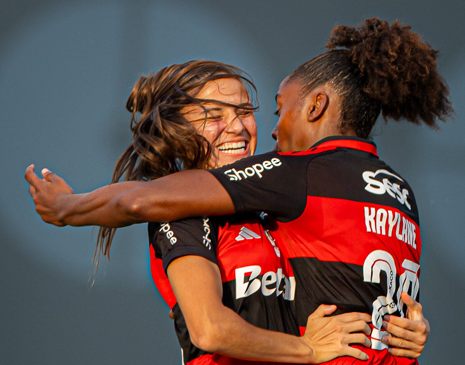 Mariana e Kaylane comemoram gol do Flamengo sobre a Ferroviária nas quartas de final do Brasileirão Feminino