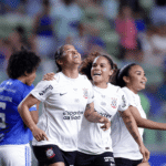 Vic Albuquerque comemorando gol do Corinthians diante do Cruzeiro