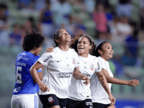 Vic Albuquerque comemorando gol do Corinthians diante do Cruzeiro