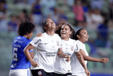 Vic Albuquerque comemorando gol do Corinthians diante do Cruzeiro