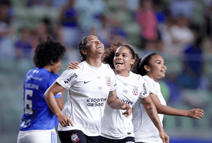 Vic Albuquerque comemorando gol do Corinthians diante do Cruzeiro