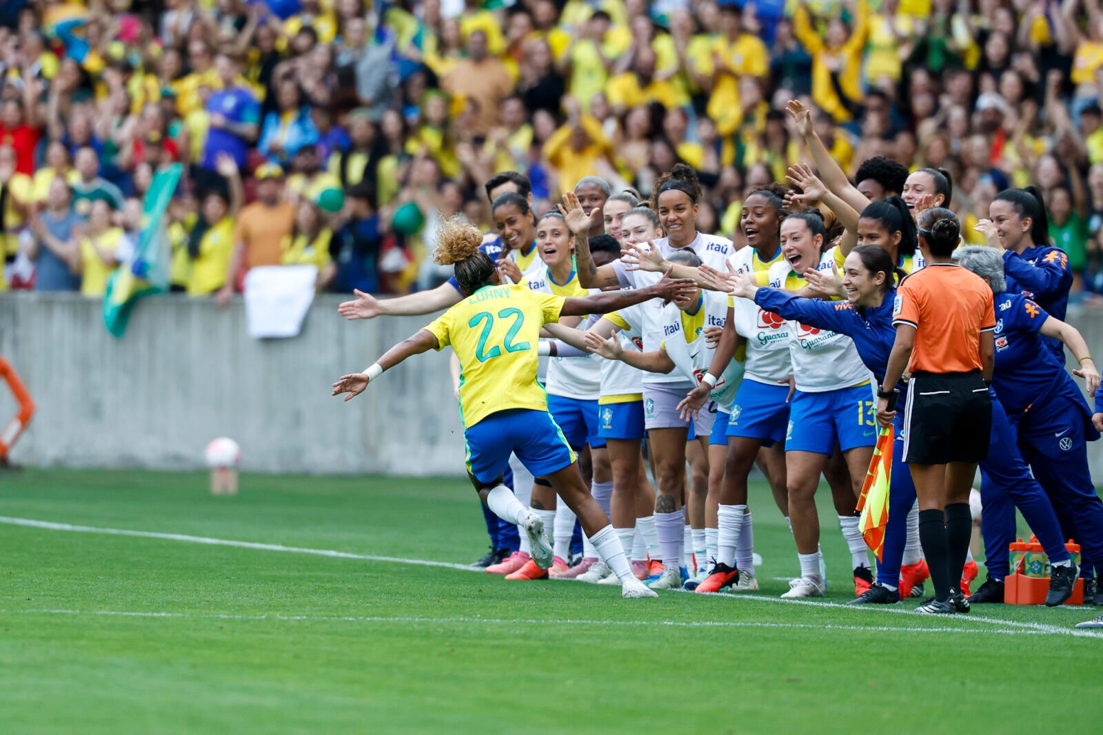 Luany comemora gol do Brasil contra a Argentina