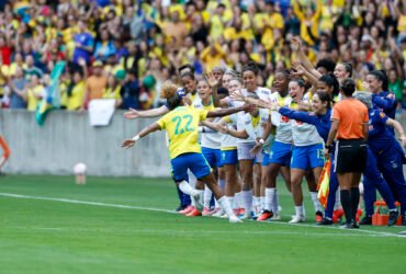 Luany comemora gol do Brasil contra a Argentina