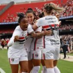 Jogadoras do São Paulo comemoram gol sobre o Corintihans na final do Brasileirão Feminino