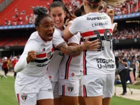 Jogadoras do São Paulo comemoram gol sobre o Corintihans na final do Brasileirão Feminino