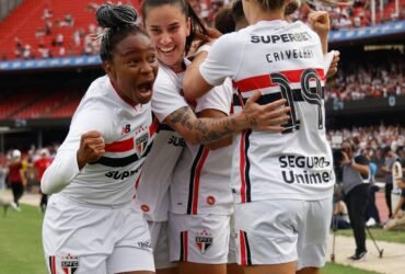 Jogadoras do São Paulo comemoram gol sobre o Corintihans na final do Brasileirão Feminino