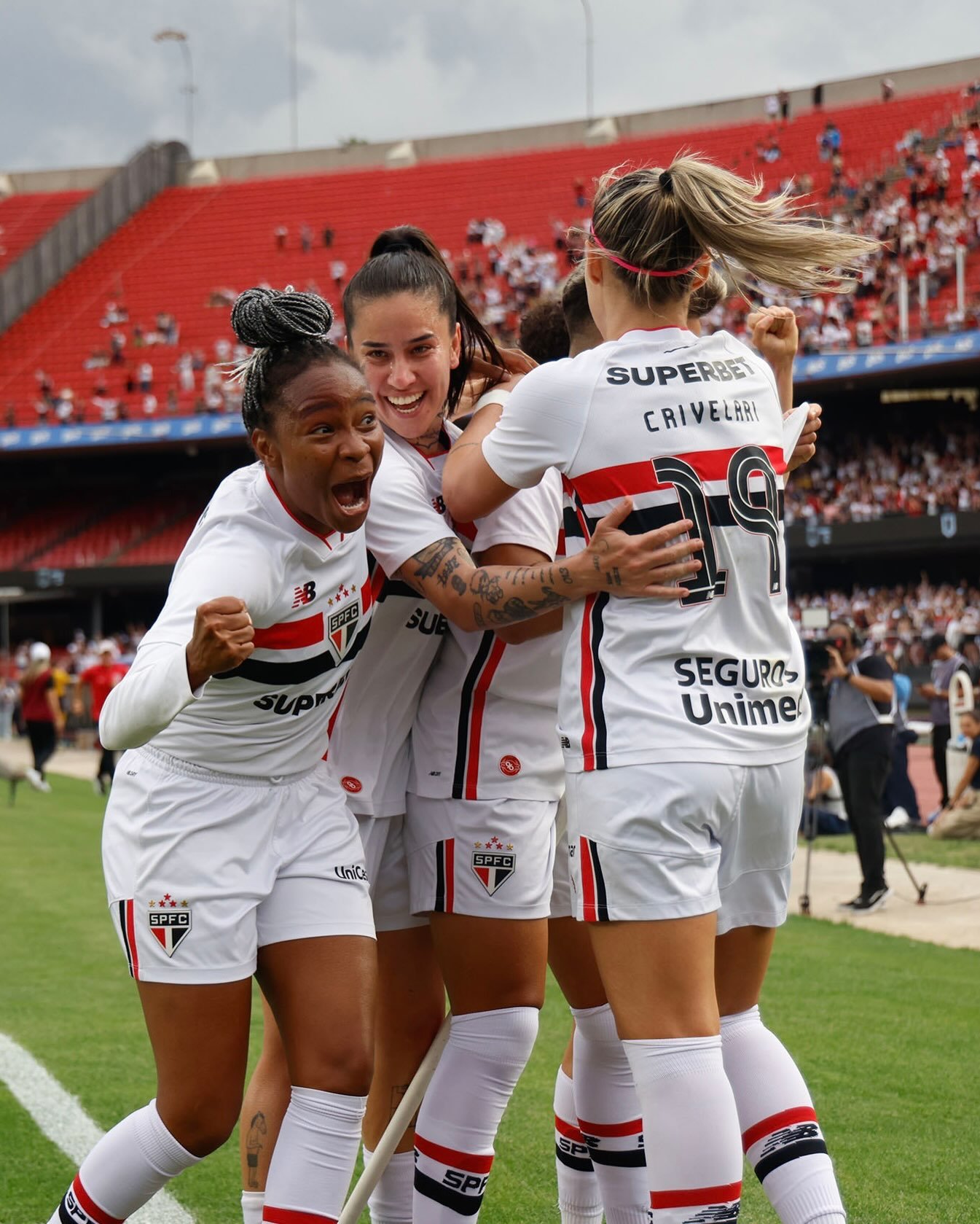 Jogadoras do São Paulo comemoram gol sobre o Corintihans na final do Brasileirão Feminino